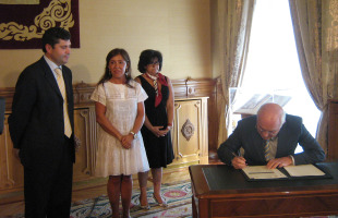 O presidente dos empresarios asina o protocolo en presenza da conselleira de Traballo, o director xeral de Xuventude e a presidenta do Instituto Portugués