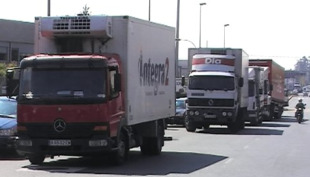 Bloquearon durante case dúas horas a entrada de camións a Mercagalicia, o centro loxístico de Día