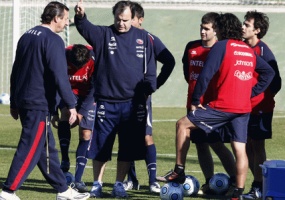 Marcelo Bielsa dando indicacións aos seus xogadores