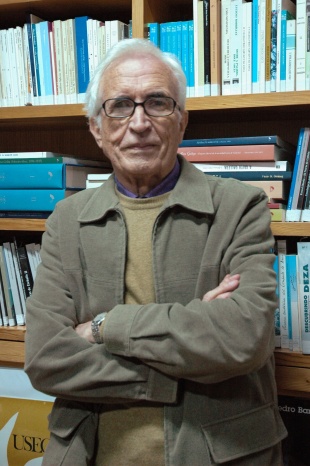 Xosé Neira Vilas, na biblioteca da fundación que dirixe, en Gres (Vila de Cruces)