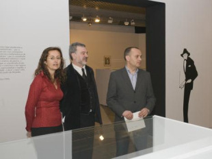 Antón Bao presentou a mostra acompañado da directora do Museo, Aurelia Balseiro, e dun dos comisarios da mostra, Felipe Senén López
