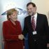 A chanceleresa alemá, Angela Merkel, e o presidente do PP español, Mariano Rajoy, esta cuarta feira en Varsovia