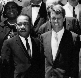 Martin Luther King Jr, con Robert F. Kennedy que tamén morreu asasinado só dous meses despois que King