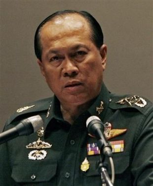 O xefe do Exército, Anupong Paochinda