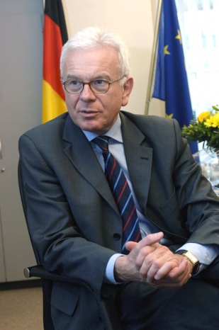 Hans Gert Pöttering é presidente da Eurocámara