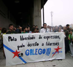 Diante dos xulgados manifestáronse medio cento de persoas a prol de Galiza Nova