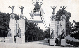 Imaxes dalgúns dos edificios e arcos que se construíron en 1909 para acoller a exposición
