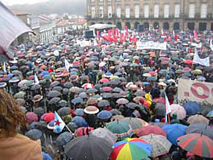 A compostelá Praza do Obradoiro na manifestación do 1 de decembro de 2002