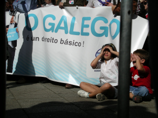 A manifestación tamén foi un éxito polos moitos cativos e xente nova que participou / Foto: F.A.