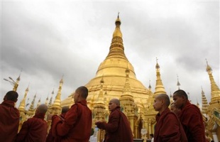 Os monxes concentráronse este martes ante a pagoda de Shwedagon, no centro de Rangún