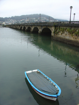 A ponte de Pontedeume, onde descansan os restos de Ramiro Fonte (Foto: LluisdeZamora, Flickr)