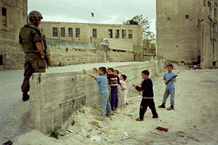 Crianzas palestinas xogan aos 'checkpoints' / Imaxe: Breaking the Silence