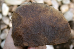 Útil lítico atopado no Rio Covo. Conta con 300 mil anos de antigüidade