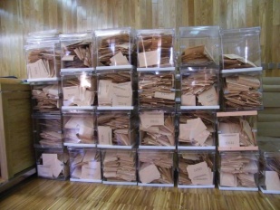Caixas con votos do exterior chegadas a Lugo, algúns sobres co remite posto