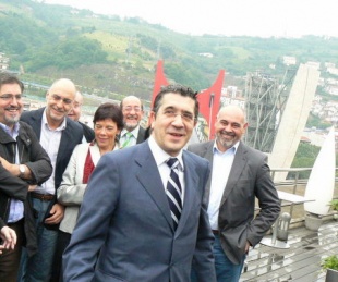 López, acompañado por dirixentes do PSE, esta quinta feira en Bilbo