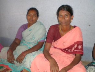 Anandi e Regina, voluntarias en Anna Nagar. Foto: María Reimóndez