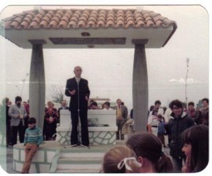 Pérez Parallé inaugura a nova praza en 1984