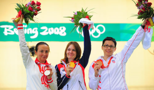 Na imaxe, Emmons ensina a medalla de ouro rodeada da rusa Galkina (prata) e a croata Pejcic (bronce)
