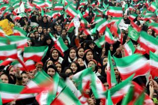 Milleiros de iranianos celebraron este martes a data nas rúas