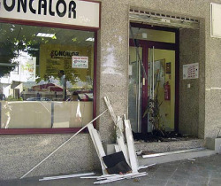 O ano pasado, cando se negociaba o convenio colectivo do metal, a sede de Foncalor tamén foi obxecto doutros ataques / Imaxe: xuño 2009