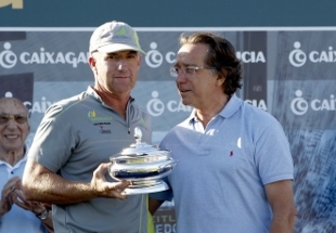 Á dereita, na entrega dun trofeo deportivo, o director xeral de Caixa Galicia, Xosé Luís Méndez