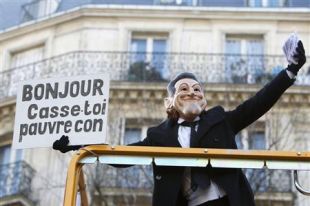 Caricatura de Sarkozy, en París, co insulto que lle proferiu hai uns meses a un home que non lle quixo dar a man