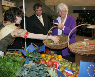 A comisaria de Agricultura, Mariann Fischer Boel, durante unha visita a Grecia
