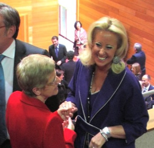A candidata número dous do PP pola provincia de Pontevedra, Corina Porro, saúda á ex-presidenta do Parlamento, Dolores Villarino