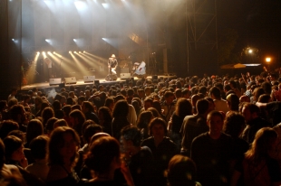 Un dos concertos do Festigal 2007, moito público e unha bandeira estrelada
