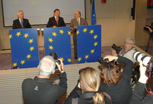 O comisario 'económico' Almunia con Barroso e o comisario McCreevy nun acto sobre o contexto financeiro