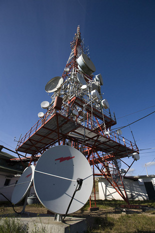 Centro emisor do monte Pedroso, en Compostela, que deixará de emitir televisión analóxica o 30 de xuño / Retegal