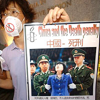 Unha manifestante contra a pena de morte en China