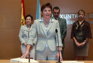 Ao fondo, a conselleira de Sanidade o 1 de maio na toma de posesión da xerente do Servizo Galego de Saúde, Rocío Mosquera