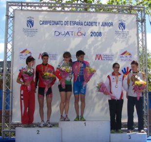 Óscar Vicente, compartindo podio con Ana de Gregorio, gañadoras, ámbolos dous, na categoría júnior