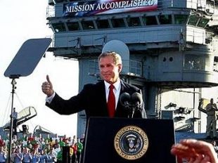 Bush durante o seu famoso discurso de "misión cumprida"