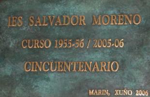 Placa que recorda o cincuenta aniversario do centro de Marín