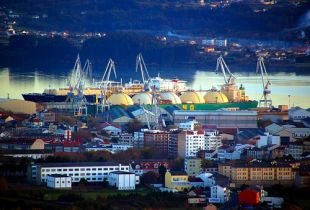 Ferrol e, ao fondo, Navantia / Flickr: Xoán Porto