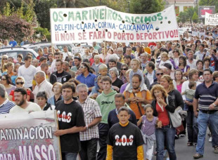 Imaxe dunha das manifestacións do Foro Social de Cangas contra o porto deportivo