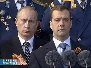 Putin e Medvedev presidiron o acto