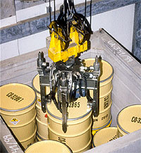 Bidóns que conteñen residuos nucleares nunha planta terrestre