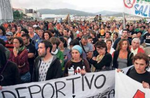 Imaxe dunha das manifestacións contra o porto de Massó / A Ría non se Vende