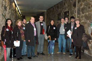 Unha pequena comisión, en representación de Queremos Galego, presentou o escrito no Parlamento