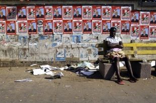 Cartaces electorais a prol da Frelimo, en Maputo