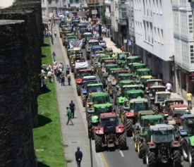 A tractorada pasando ao carón da muralla, en Lugo