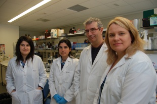 Os profesores Héctor Caruncho (USC) e Lisa Kalynchuk (Universidade de  Saskatchewan), con parte do equipo de Biofarma