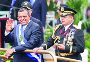 Porfirio Lobo xunto ao xefe das Forzas Armadas, o xeneral golpista Romeo Vázquez, liberado xa dos cargos na súa contra, esta cuarta feira