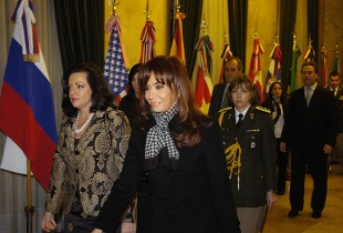A presidenta Cristina Fernandez de Kirchner, na noite do martes coa Ministra de Defensa, Nilda Garre