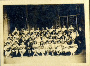 Grupo de rapazas tocando a mandolina no Centro Asturiano, nos anos vinte do século pasado
