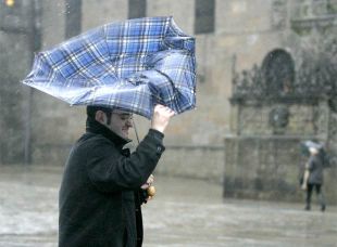 Chuvia e vento en Compostela