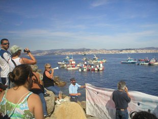 Imaxe da protesta no mar de Cangas da pasada semana, cando se uniu o buque de Greenpeace